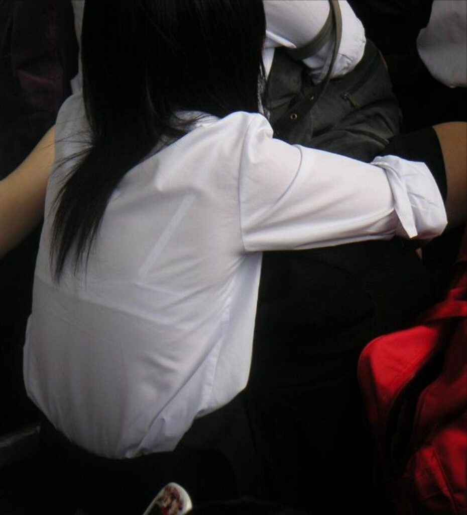 JK女子校生のブラウスから透けブラジャーしているエロ画像 汗と甘酸っぱいニオイが漂う写真はマジ勃起必至