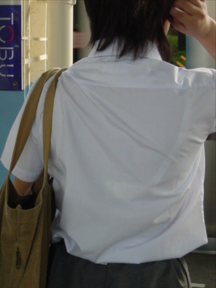 JK女子校生のブラウスから透けブラジャーしているエロ画像 汗と甘酸っぱいニオイが漂う写真はマジ勃起必至