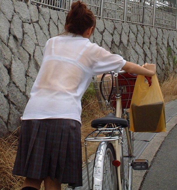 JK女子校生のブラウスから透けブラジャーしているエロ画像 汗と甘酸っぱいニオイが漂う写真はマジ勃起必至