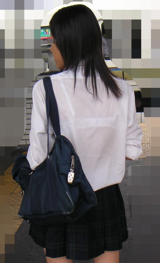 JK女子校生のブラウスから透けブラジャーしているエロ画像 汗と甘酸っぱいニオイが漂う写真はマジ勃起必至