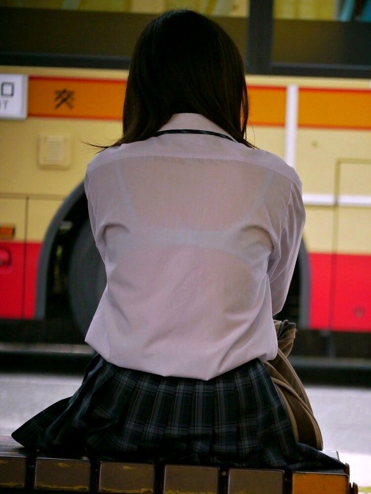 JK女子校生のブラウスから透けブラジャーしているエロ画像 汗と甘酸っぱいニオイが漂う写真はマジ勃起必至
