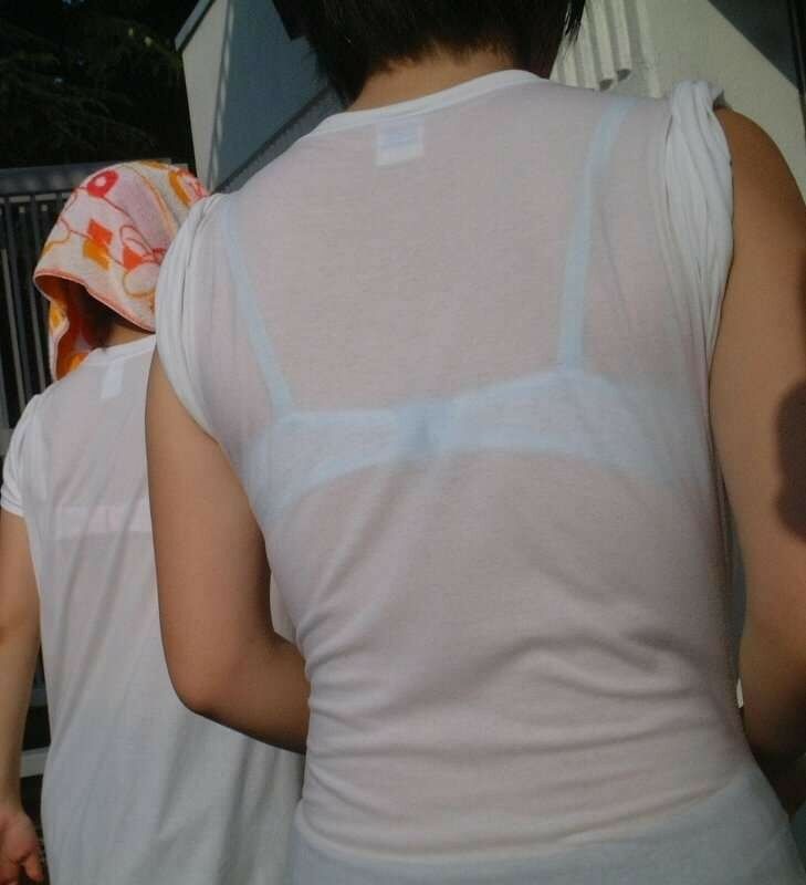 JK女子校生のブラウスから透けブラジャーしているエロ画像 汗と甘酸っぱいニオイが漂う写真はマジ勃起必至